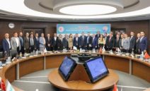 Mersin Valimiz Sayın Atilla Toros Başkanlığında, Ticaret Bakanlığı himayelerinde, T.C. Mersin Valiliği koordinasyonunda, Mersin Ekonomi Platformu (MEP) ve Mersin Ticaret ve Sanayi Odası (MTSO) organizasyonunda düzenlenen “Mersin Ekonomi Zirvesi Bilgilendirme” Toplantısı 06.05.2025 tarihinde Gerçekleşmiştir.