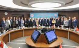 Mersin Valimiz Sayın Atilla Toros Başkanlığında, Ticaret Bakanlığı himayelerinde, T.C. Mersin Valiliği koordinasyonunda, Mersin Ekonomi Platformu (MEP) ve Mersin Ticaret ve Sanayi Odası (MTSO) organizasyonunda düzenlenen “Mersin Ekonomi Zirvesi Bilgilendirme” Toplantısı 06.05.2025 tarihinde Gerçekleşmiştir.